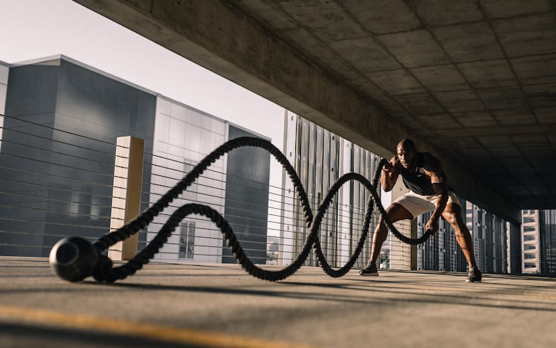 足球运动员在绿茵场上带球突破的瞬间